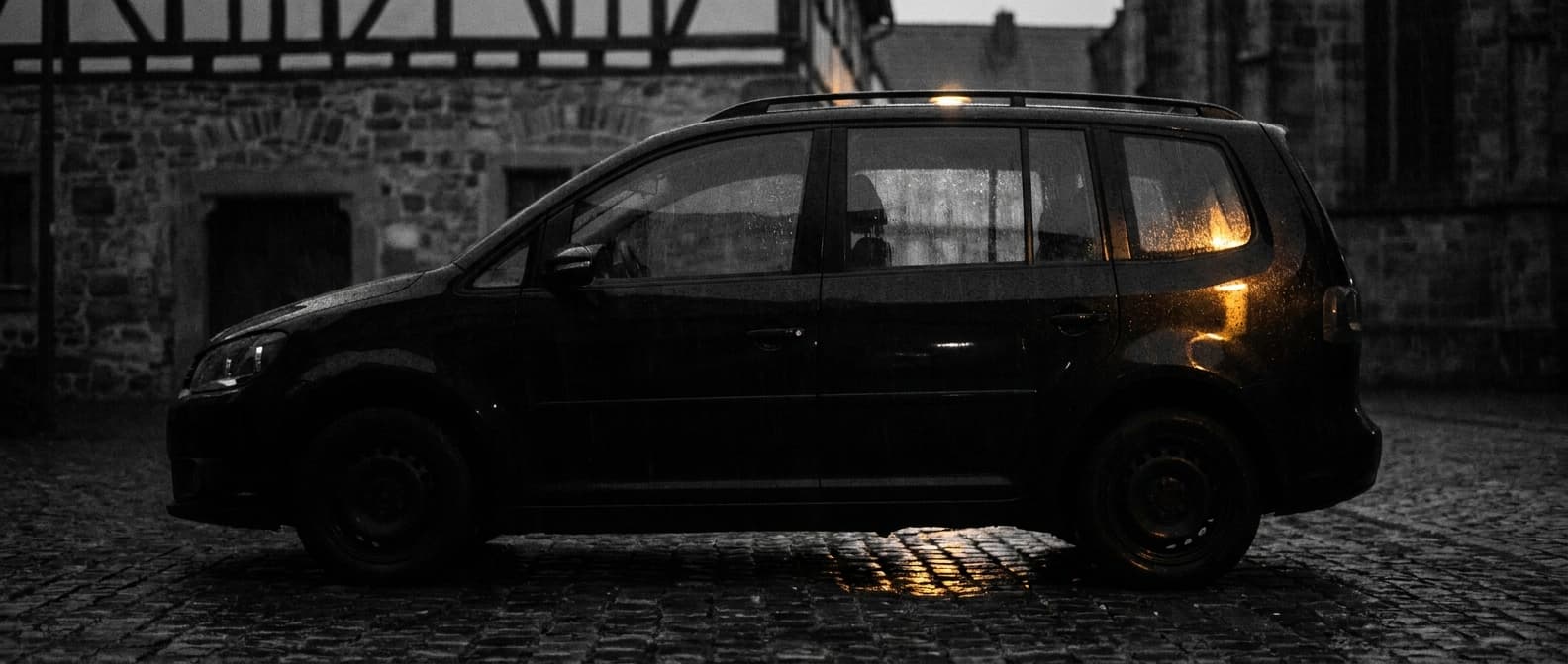 VW Touran bei Nacht
